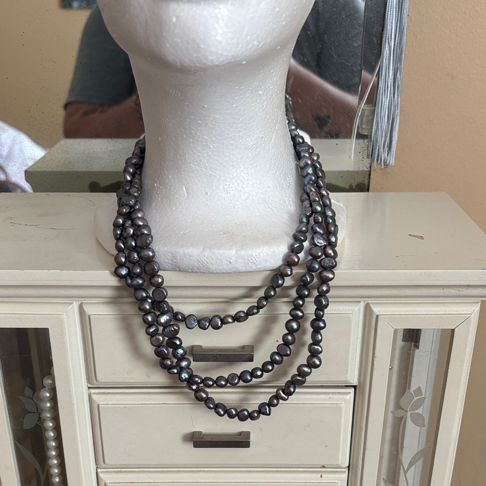 Elegant Black Pearl Necklace